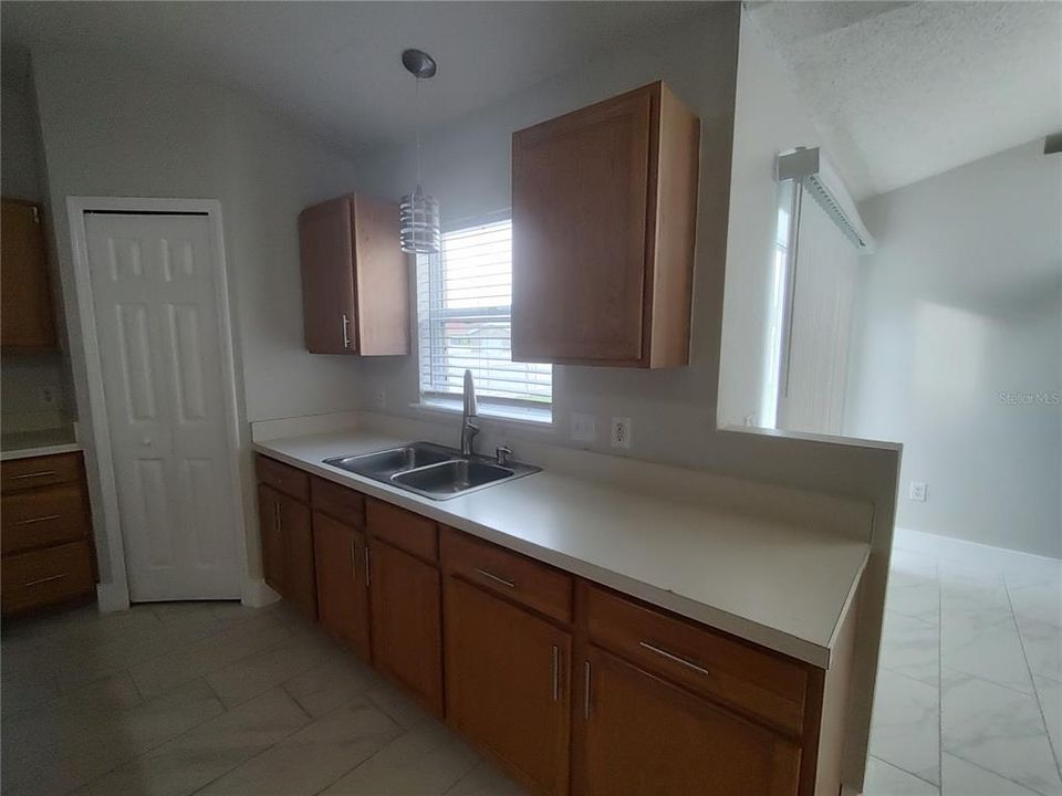 For Rent: $2,195 (4 beds, 2 baths, 2088 Square Feet)