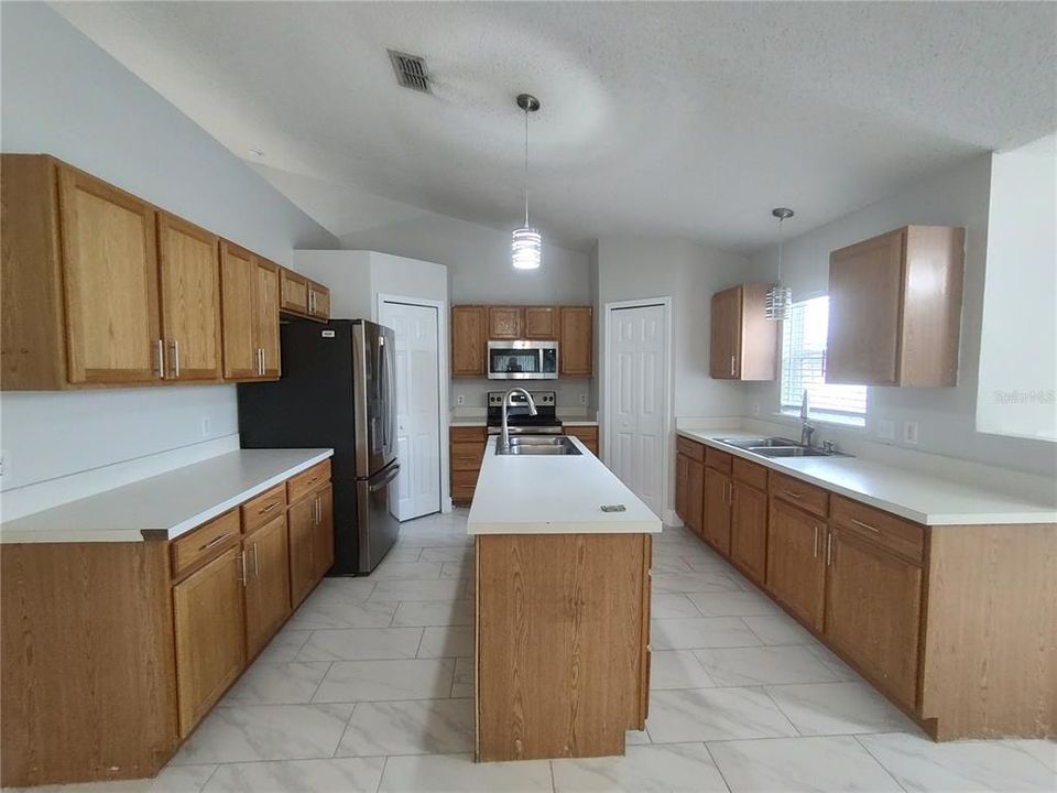 For Rent: $2,195 (4 beds, 2 baths, 2088 Square Feet)