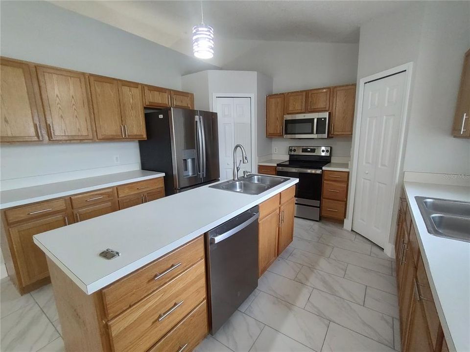 For Rent: $2,195 (4 beds, 2 baths, 2088 Square Feet)