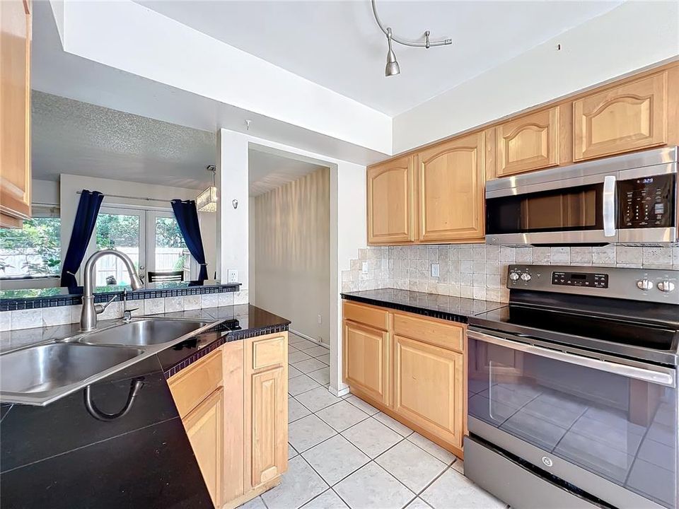 For Sale: $330,000 (3 beds, 2 baths, 1439 Square Feet)