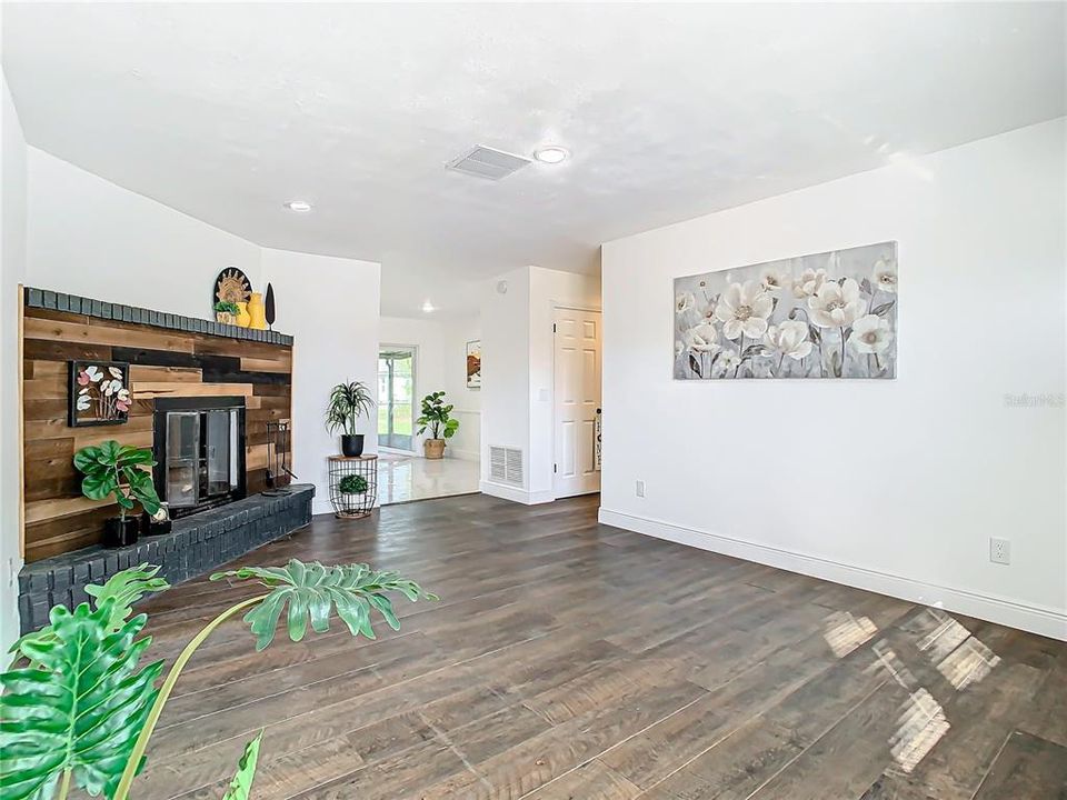 For Sale: $305,000 (3 beds, 2 baths, 1656 Square Feet)