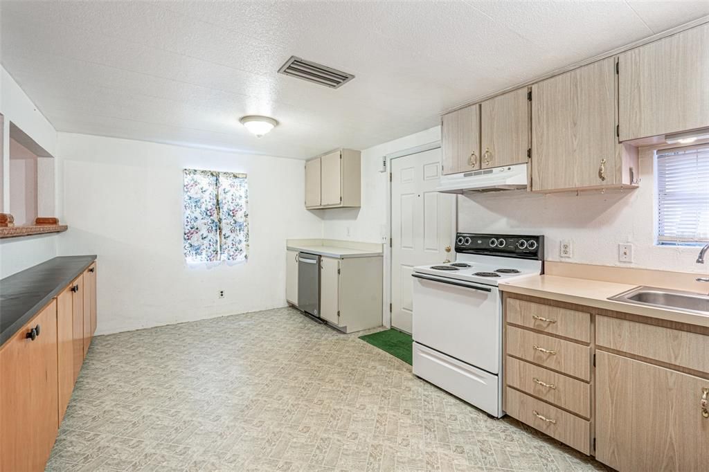 For Sale: $240,000 (3 beds, 1 baths, 1012 Square Feet)