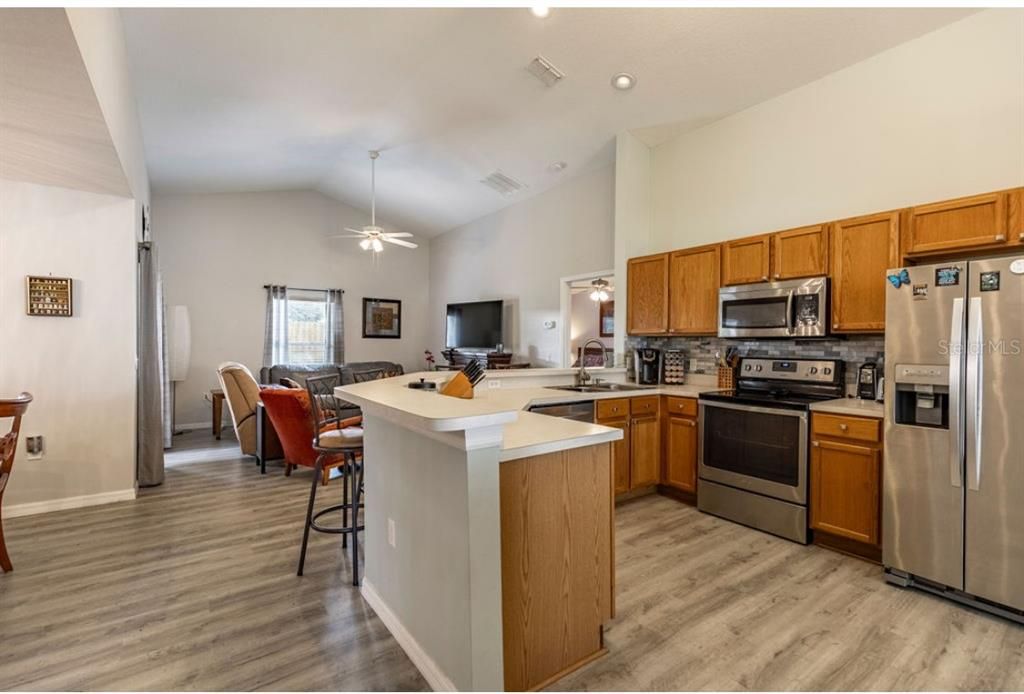 Active With Contract: $279,000 (2 beds, 2 baths, 1219 Square Feet)