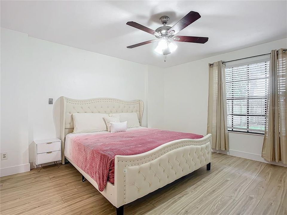 For Sale: $350,000 (2 beds, 2 baths, 1120 Square Feet)