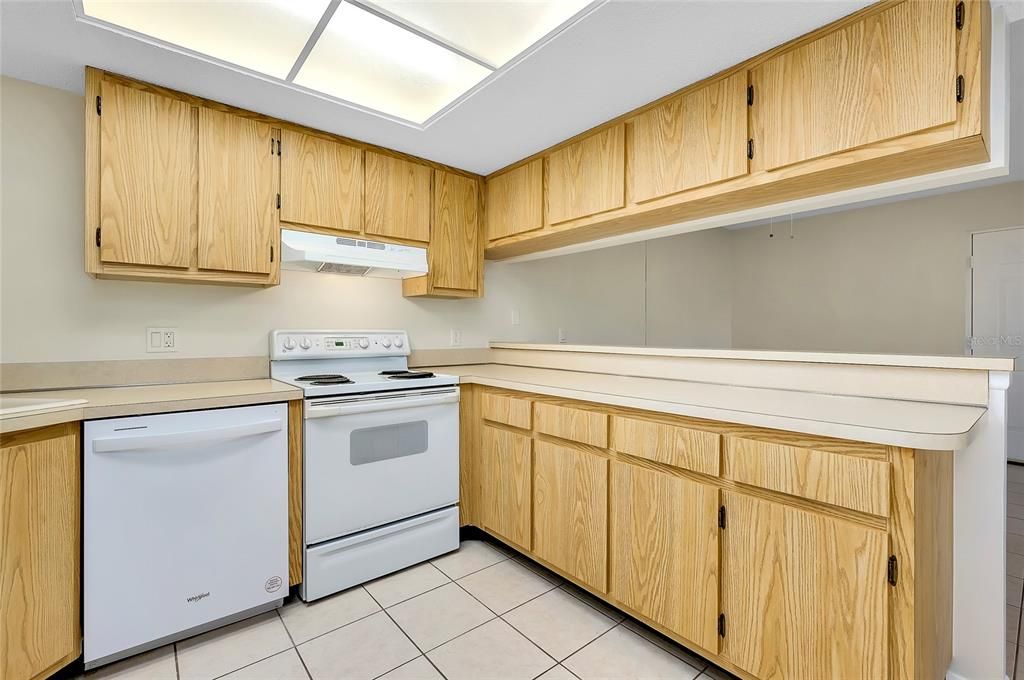 For Sale: $169,000 (2 beds, 2 baths, 899 Square Feet)