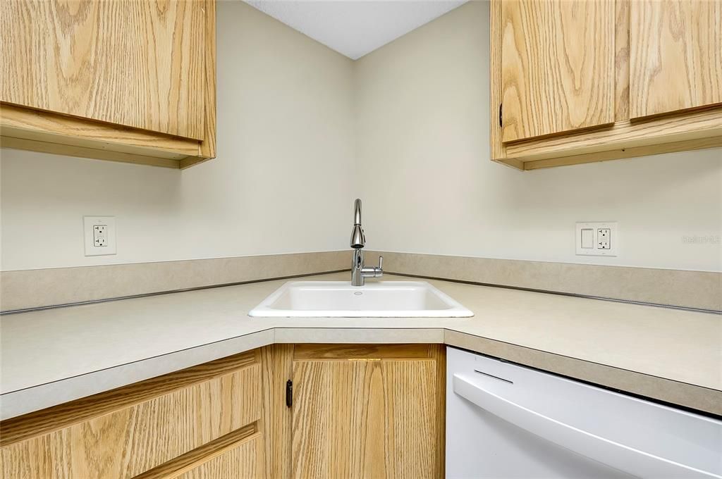 For Sale: $169,000 (2 beds, 2 baths, 899 Square Feet)