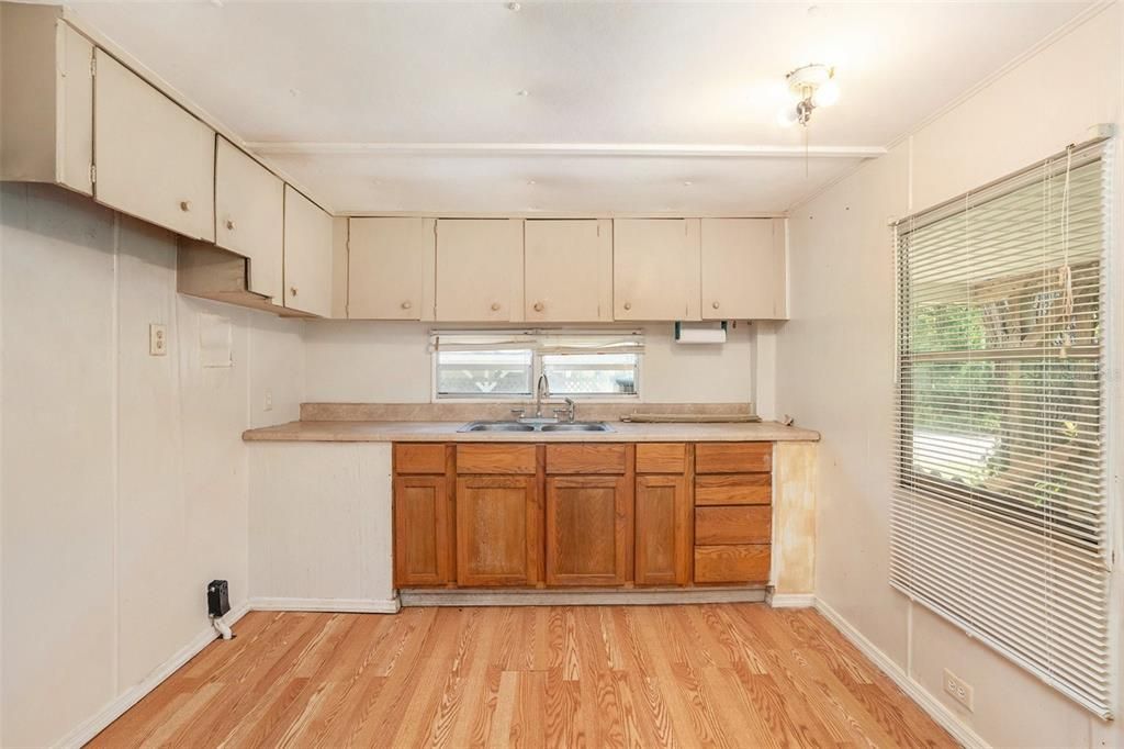 For Sale: $176,000 (2 beds, 1 baths, 768 Square Feet)