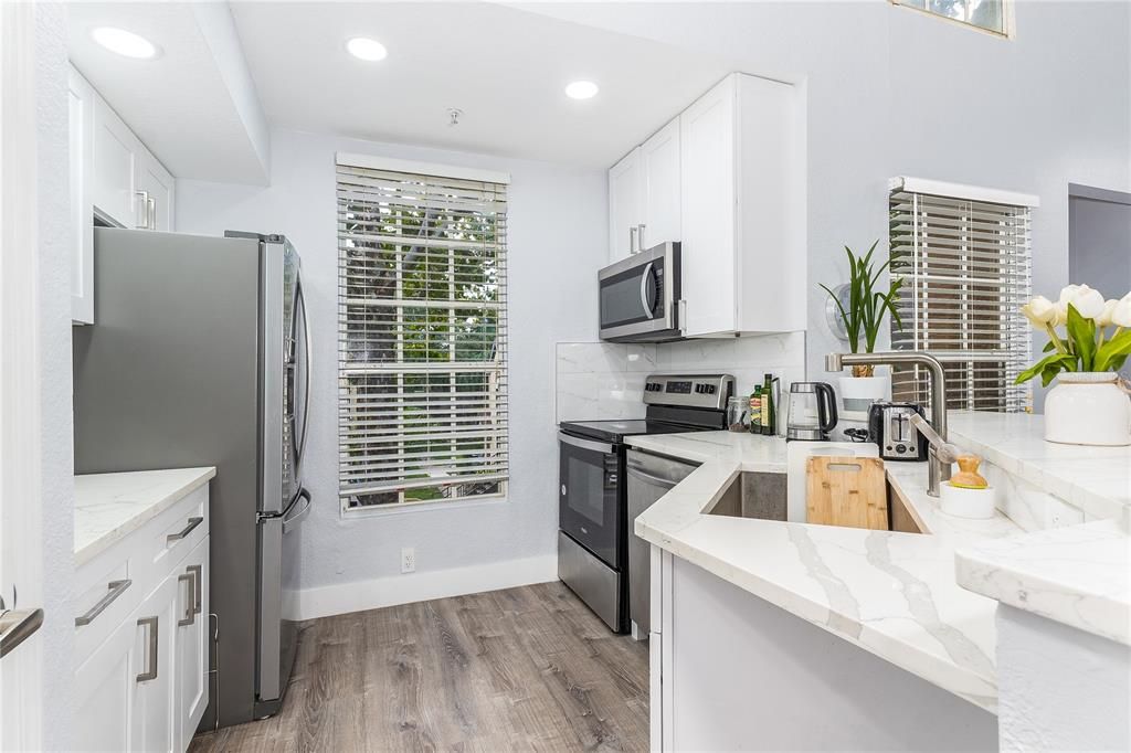 Active With Contract: $214,900 (1 beds, 1 baths, 991 Square Feet)