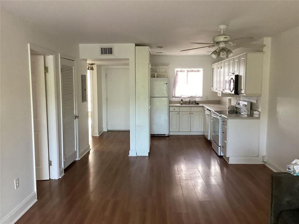 For Sale: $107,000 (2 beds, 1 baths, 900 Square Feet)