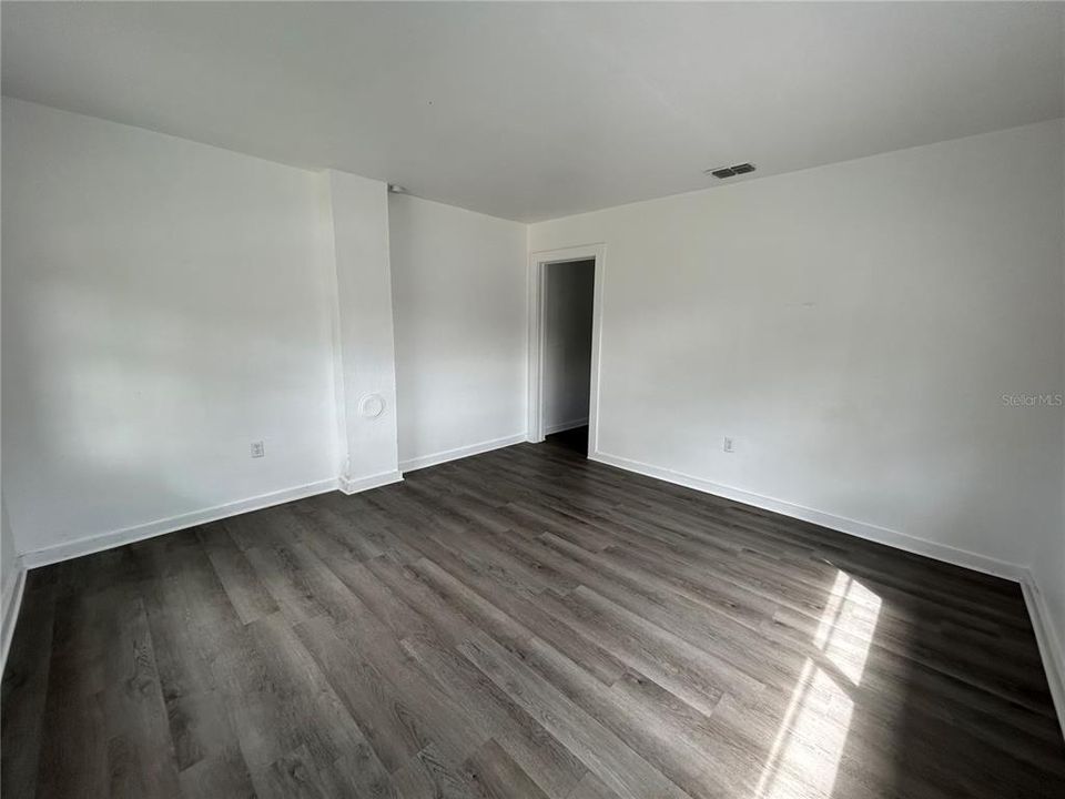 For Rent: $1,350 (2 beds, 1 baths, 700 Square Feet)