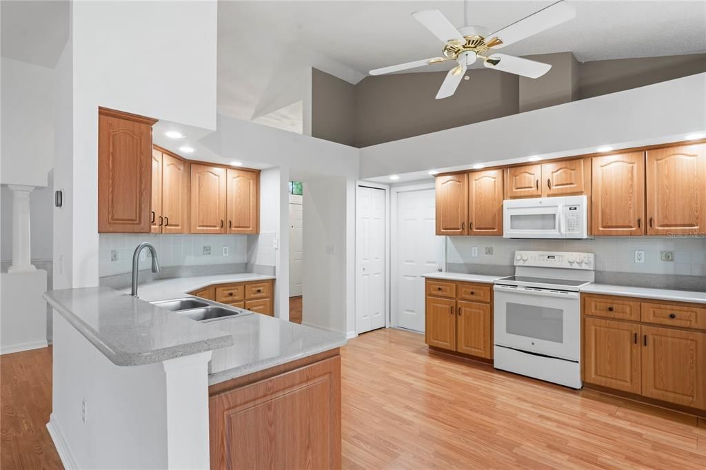 For Sale: $289,000 (2 beds, 2 baths, 1824 Square Feet)