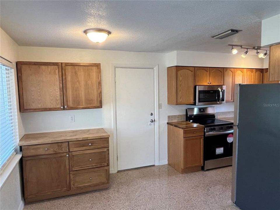 For Rent: $2,250 (2 beds, 1 baths, 1012 Square Feet)