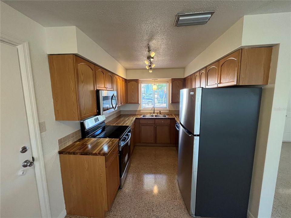 For Rent: $2,250 (2 beds, 1 baths, 1012 Square Feet)