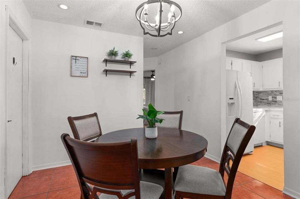 For Sale: $335,000 (2 beds, 2 baths, 955 Square Feet)