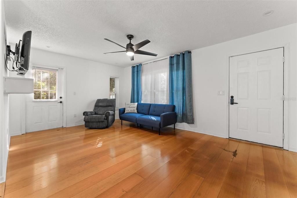 For Sale: $335,000 (2 beds, 2 baths, 955 Square Feet)