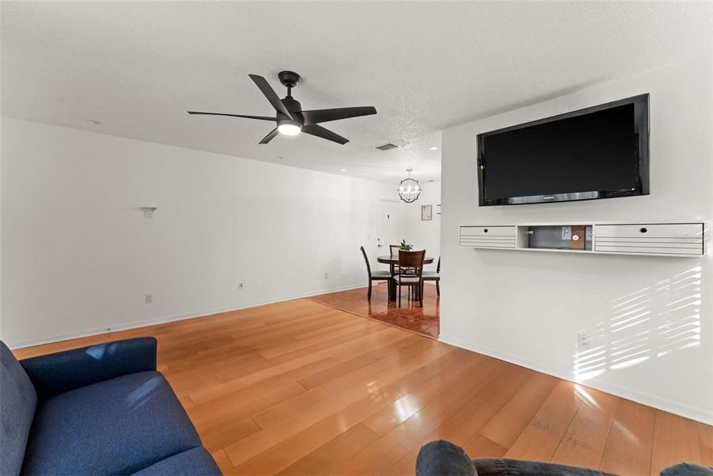 For Sale: $335,000 (2 beds, 2 baths, 955 Square Feet)