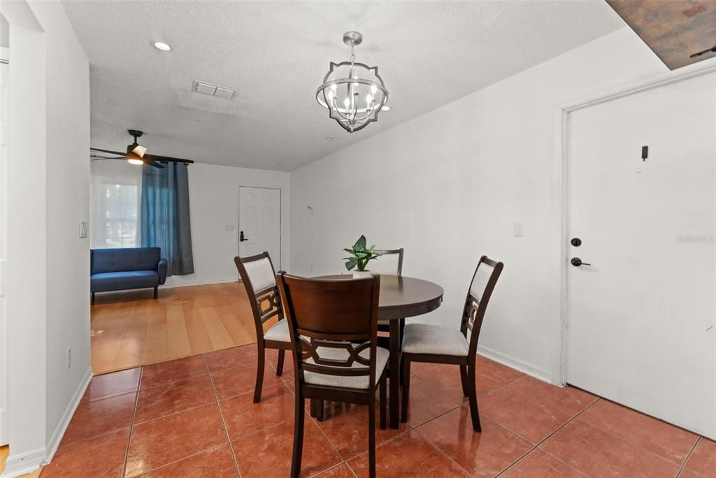 For Sale: $335,000 (2 beds, 2 baths, 955 Square Feet)