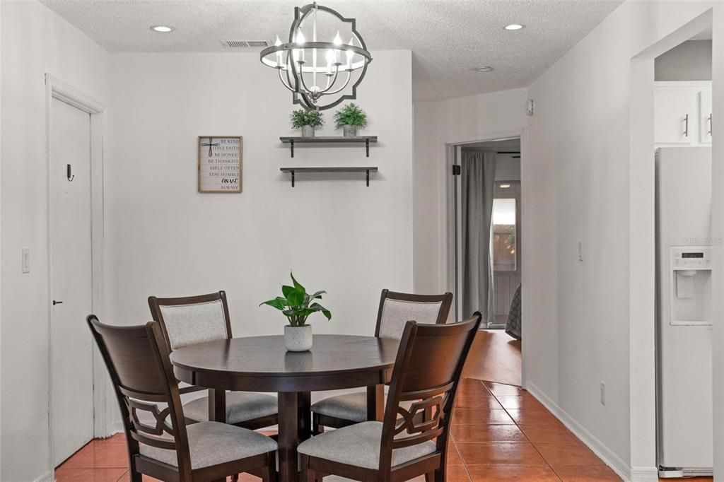 For Sale: $335,000 (2 beds, 2 baths, 955 Square Feet)