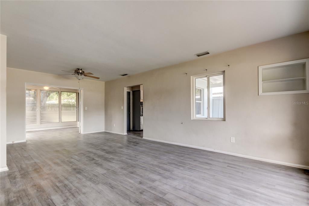 For Sale: $339,900 (3 beds, 1 baths, 985 Square Feet)