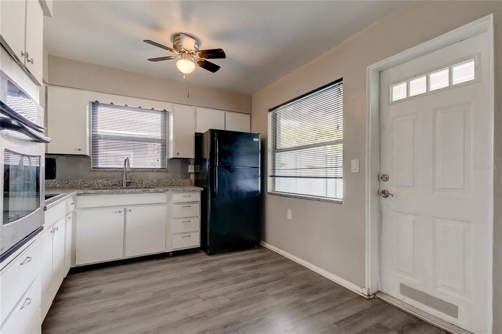 For Sale: $339,900 (3 beds, 1 baths, 985 Square Feet)