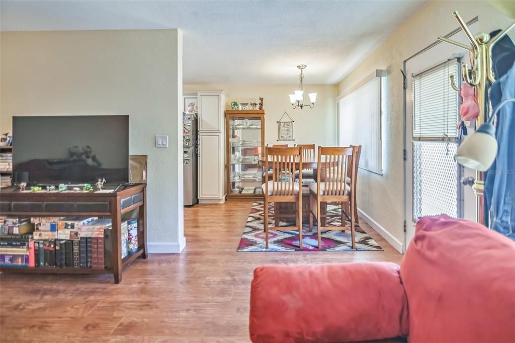 For Sale: $102,500 (2 beds, 1 baths, 836 Square Feet)