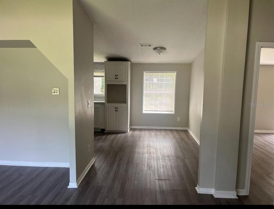 For Rent: $1,600 (3 beds, 2 baths, 1404 Square Feet)