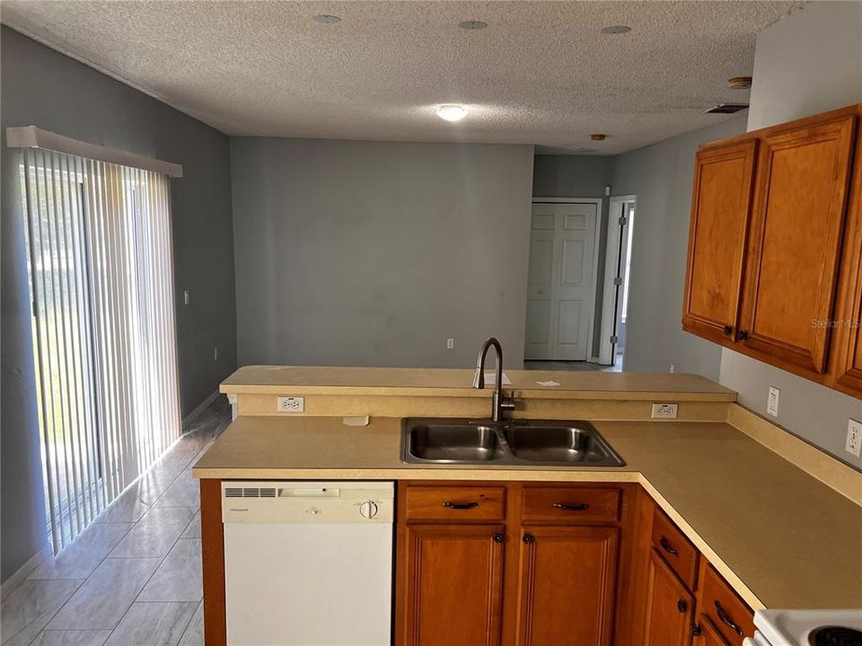 For Rent: $2,095 (4 beds, 2 baths, 1744 Square Feet)