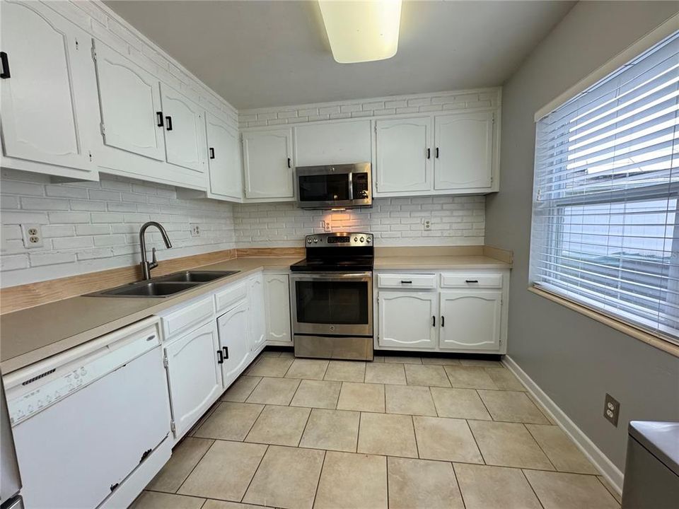 For Rent: $2,490 (3 beds, 1 baths, 1227 Square Feet)