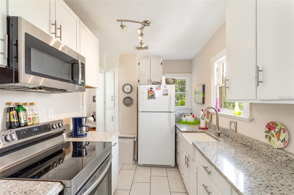 For Sale: $329,000 (3 beds, 2 baths, 976 Square Feet)