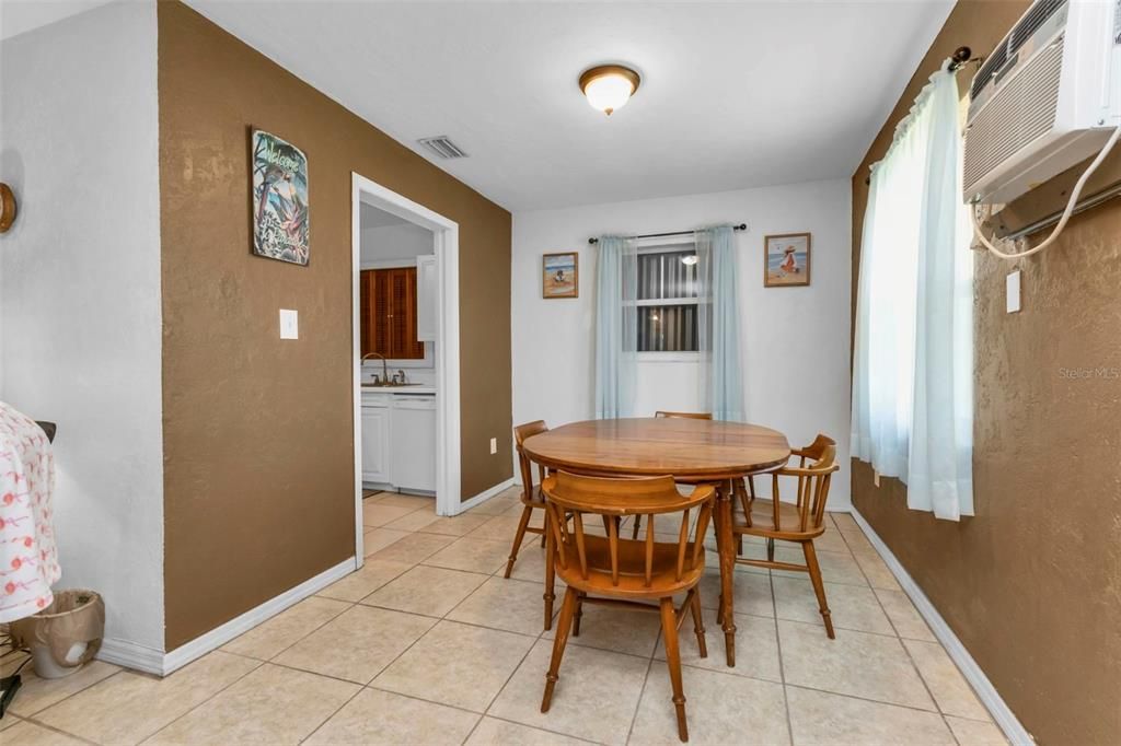 For Sale: $234,900 (2 beds, 1 baths, 1186 Square Feet)