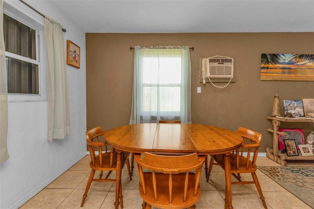 For Sale: $234,900 (2 beds, 1 baths, 1186 Square Feet)