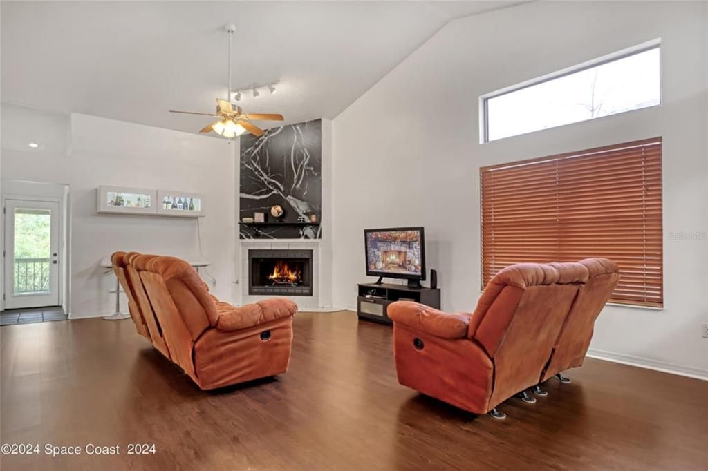 For Sale: $325,000 (3 beds, 2 baths, 1375 Square Feet)