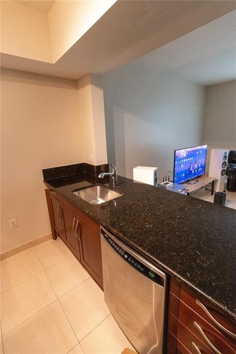 For Sale: $475,000 (2 beds, 2 baths, 947 Square Feet)