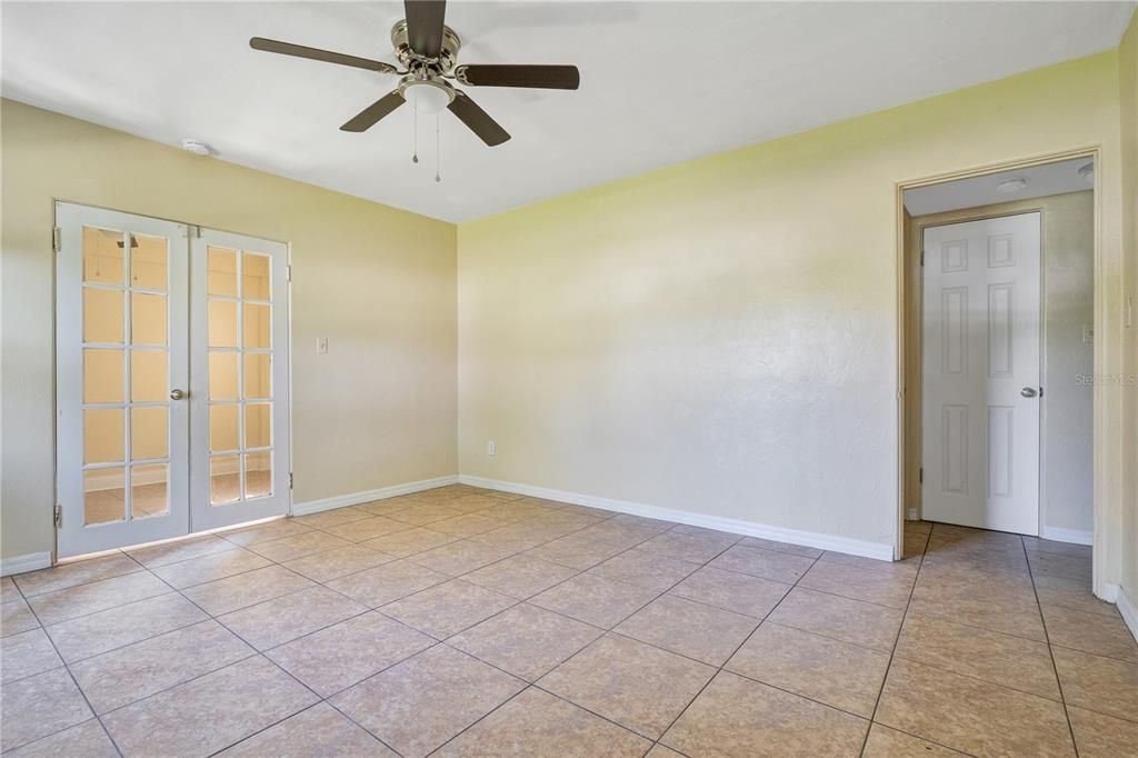 For Sale: $229,900 (3 beds, 1 baths, 837 Square Feet)