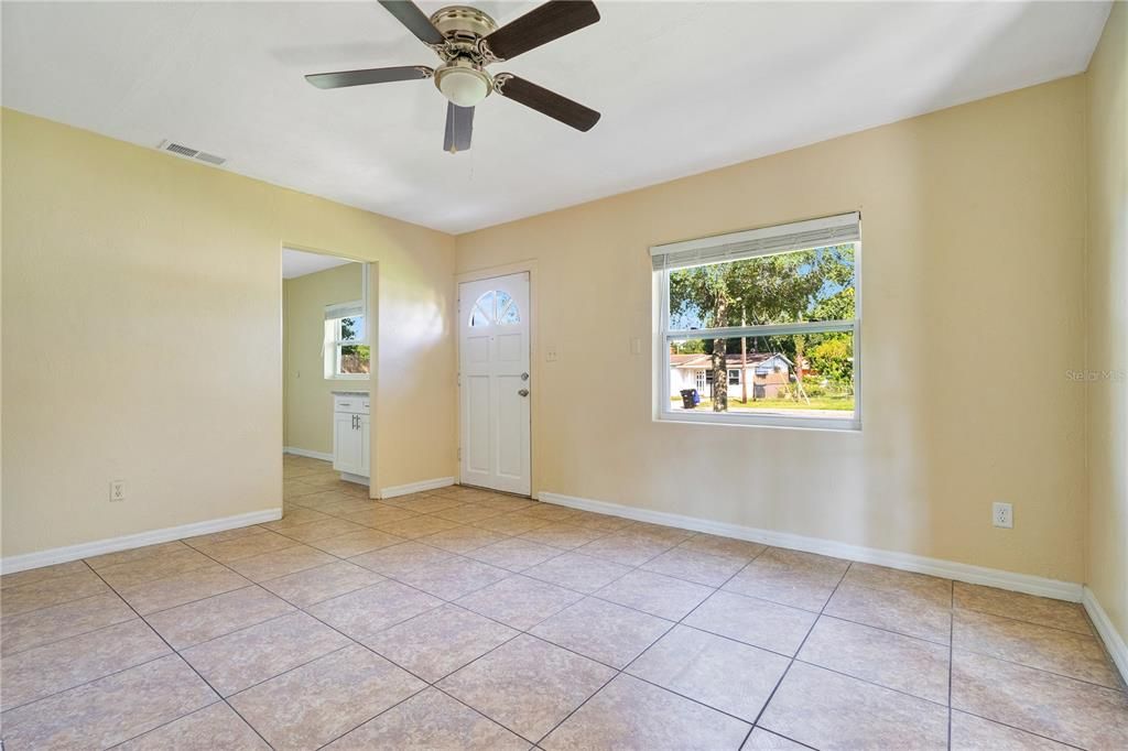 For Sale: $229,900 (3 beds, 1 baths, 837 Square Feet)