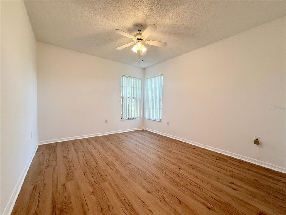 For Sale: $250,000 (2 beds, 2 baths, 988 Square Feet)