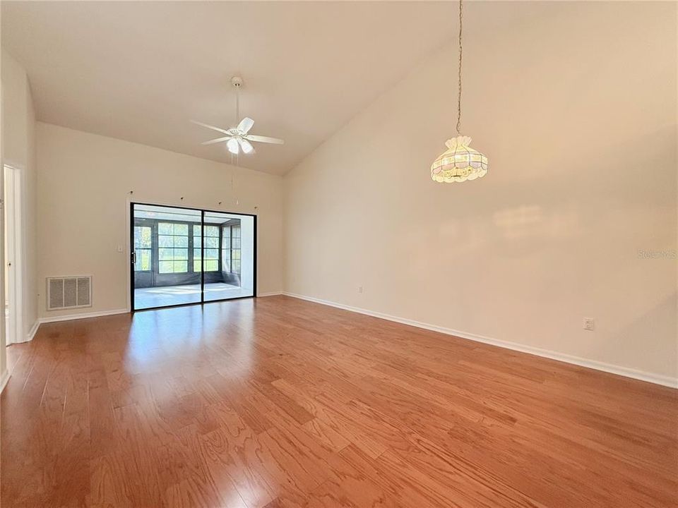 For Sale: $250,000 (2 beds, 2 baths, 988 Square Feet)