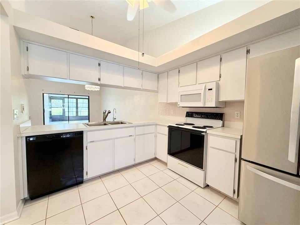 For Sale: $250,000 (2 beds, 2 baths, 988 Square Feet)