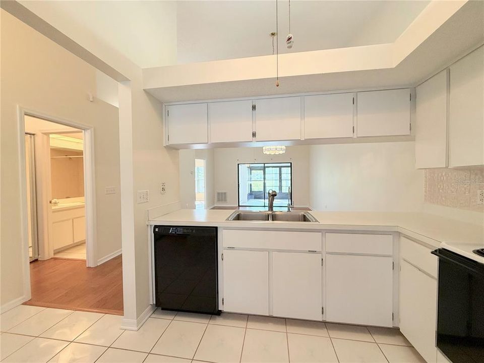 For Sale: $250,000 (2 beds, 2 baths, 988 Square Feet)