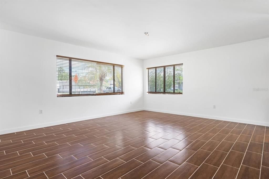 En Venta: $549,900 (3 camas, 2 baños, 2026 Pies cuadrados)