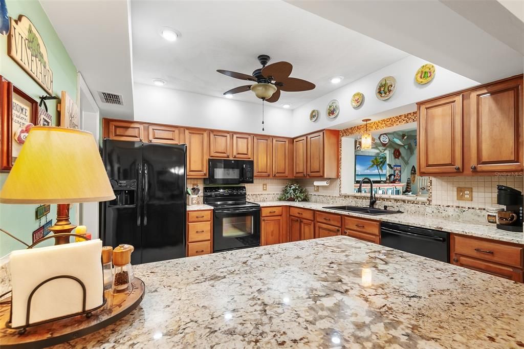 LIKE TO COOK? THIS KITCHEN IS FABULOUS!