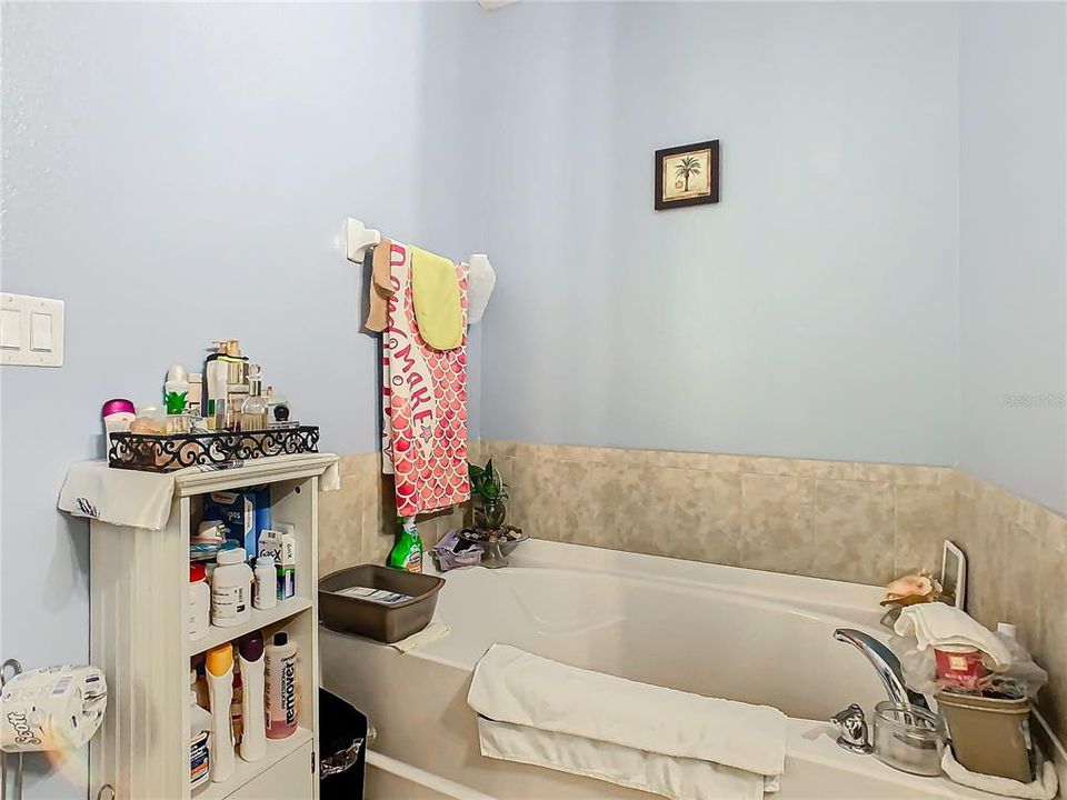 For Sale: $380,000 (4 beds, 2 baths, 1887 Square Feet)