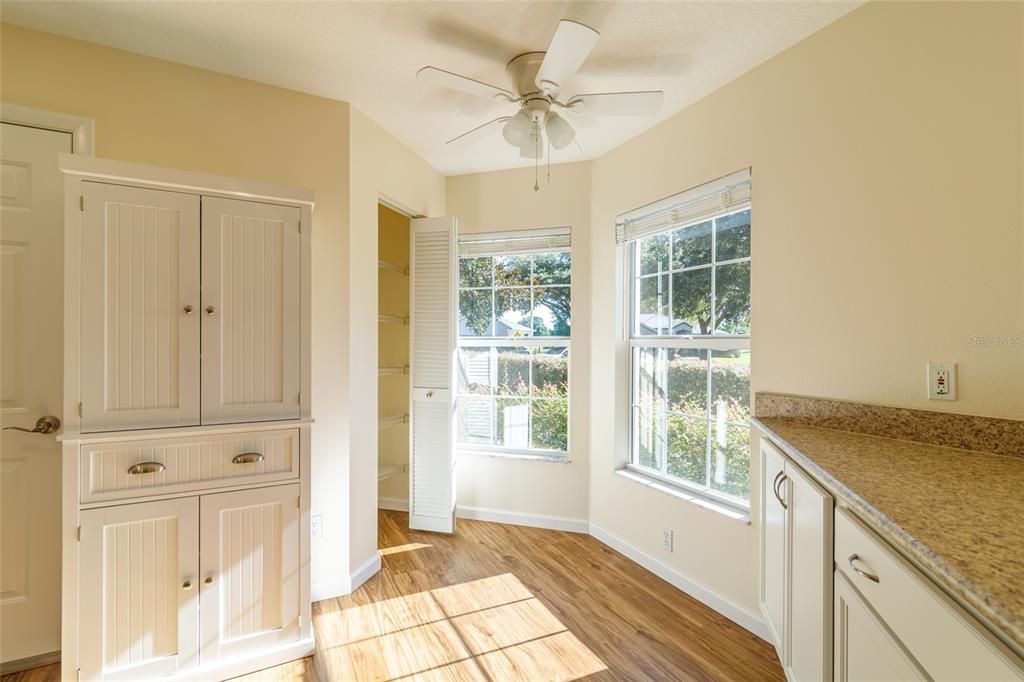 KITCHEN W/EATING NOOK