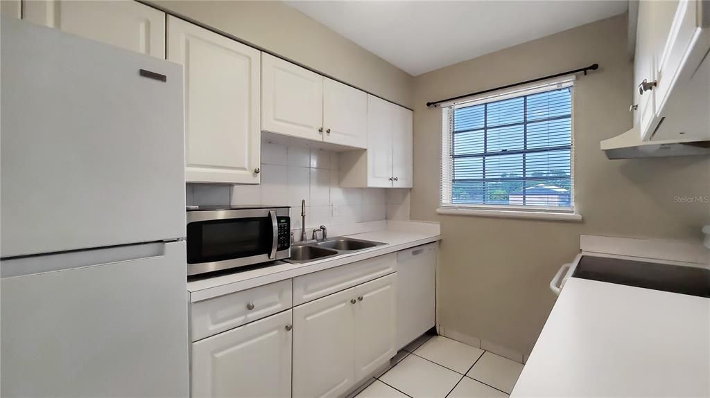 For Sale: $134,995 (1 beds, 1 baths, 777 Square Feet)