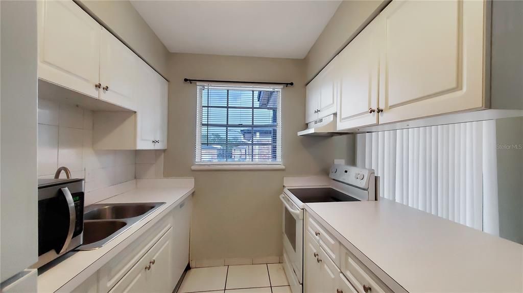 For Sale: $134,995 (1 beds, 1 baths, 777 Square Feet)