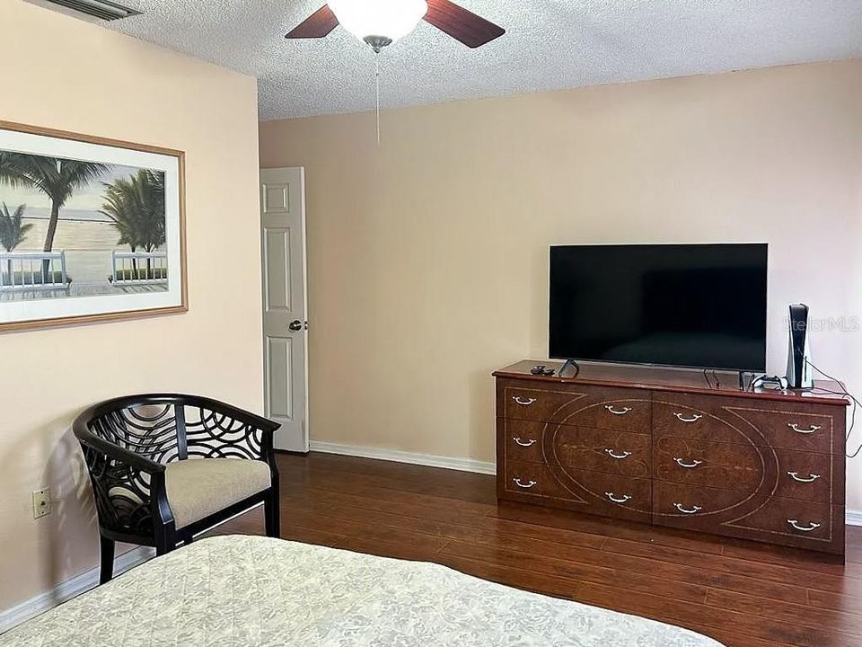 For Sale: $284,900 (2 beds, 2 baths, 1296 Square Feet)