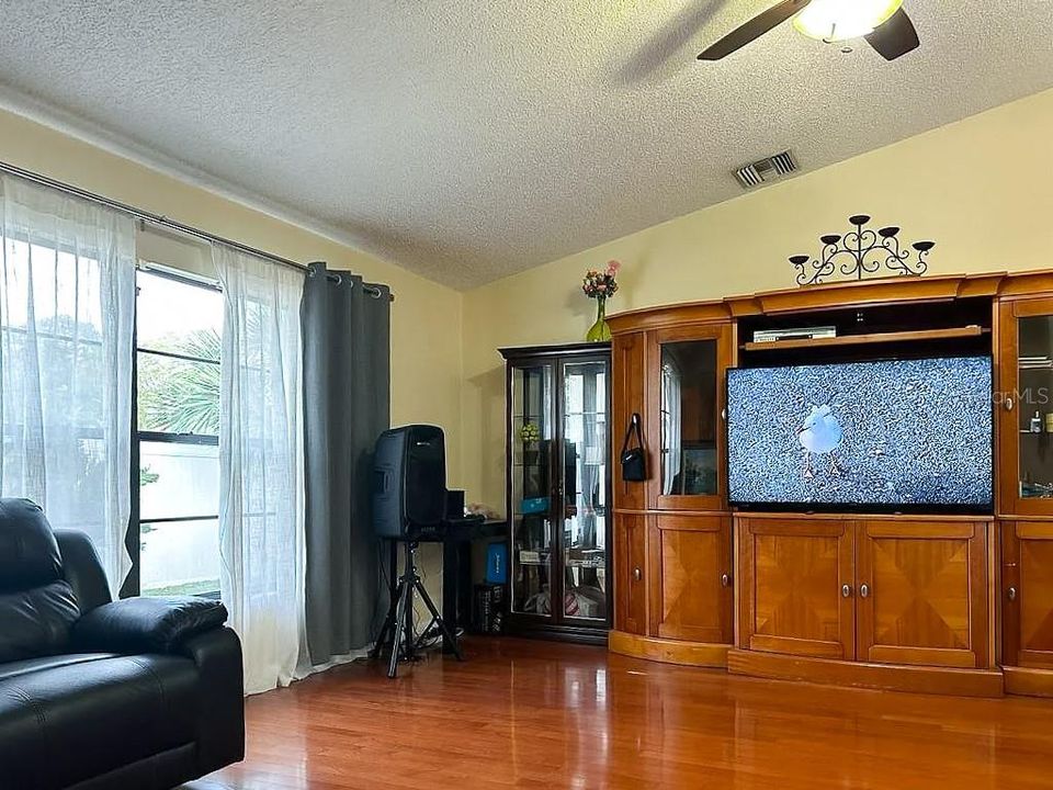 For Sale: $284,900 (2 beds, 2 baths, 1296 Square Feet)