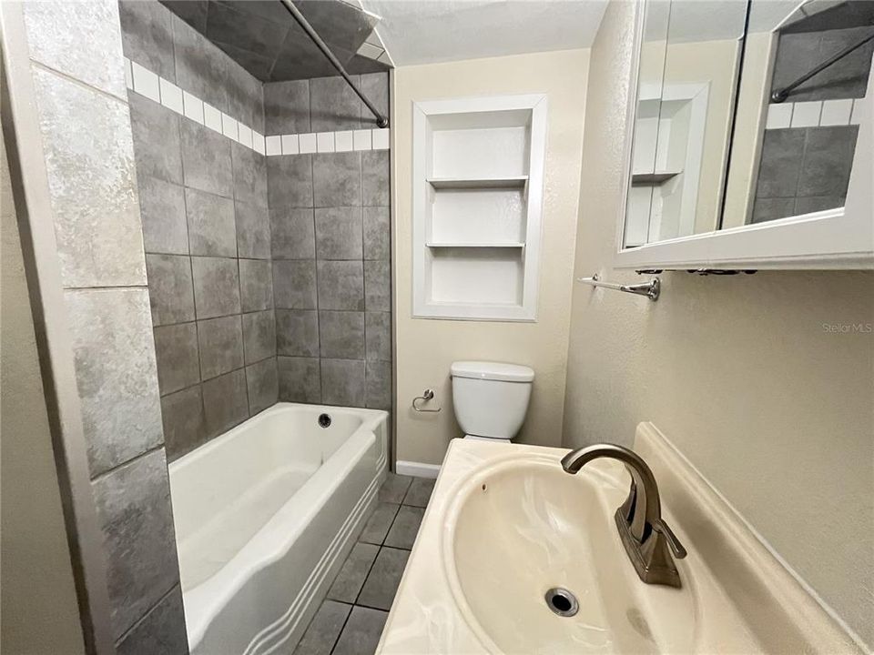 For Rent: $1,190 (2 beds, 1 baths, 983 Square Feet)