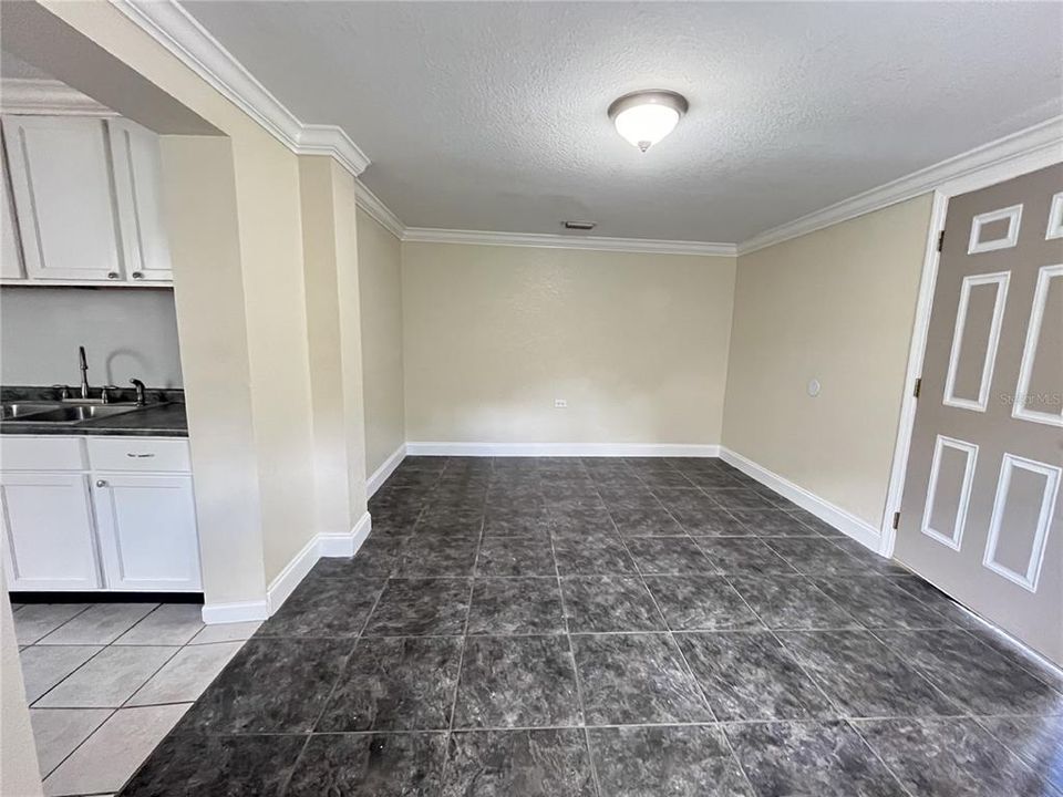 For Rent: $1,190 (2 beds, 1 baths, 983 Square Feet)