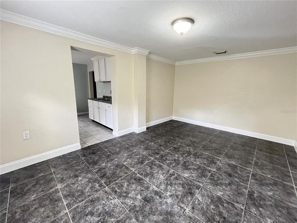 For Rent: $1,190 (2 beds, 1 baths, 983 Square Feet)